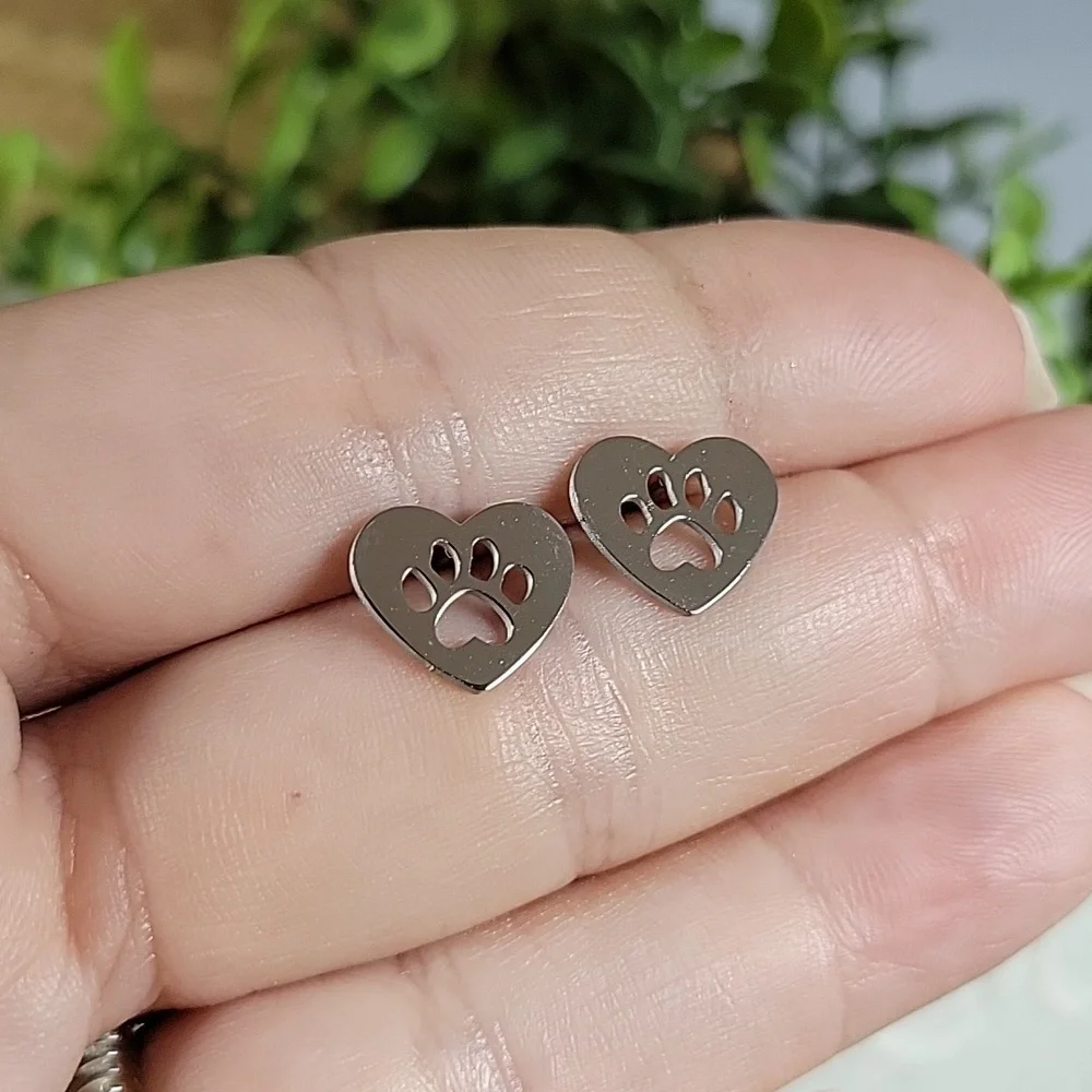 Pawprint Heart Stud Earrings, unisex - Picture 5 of 6